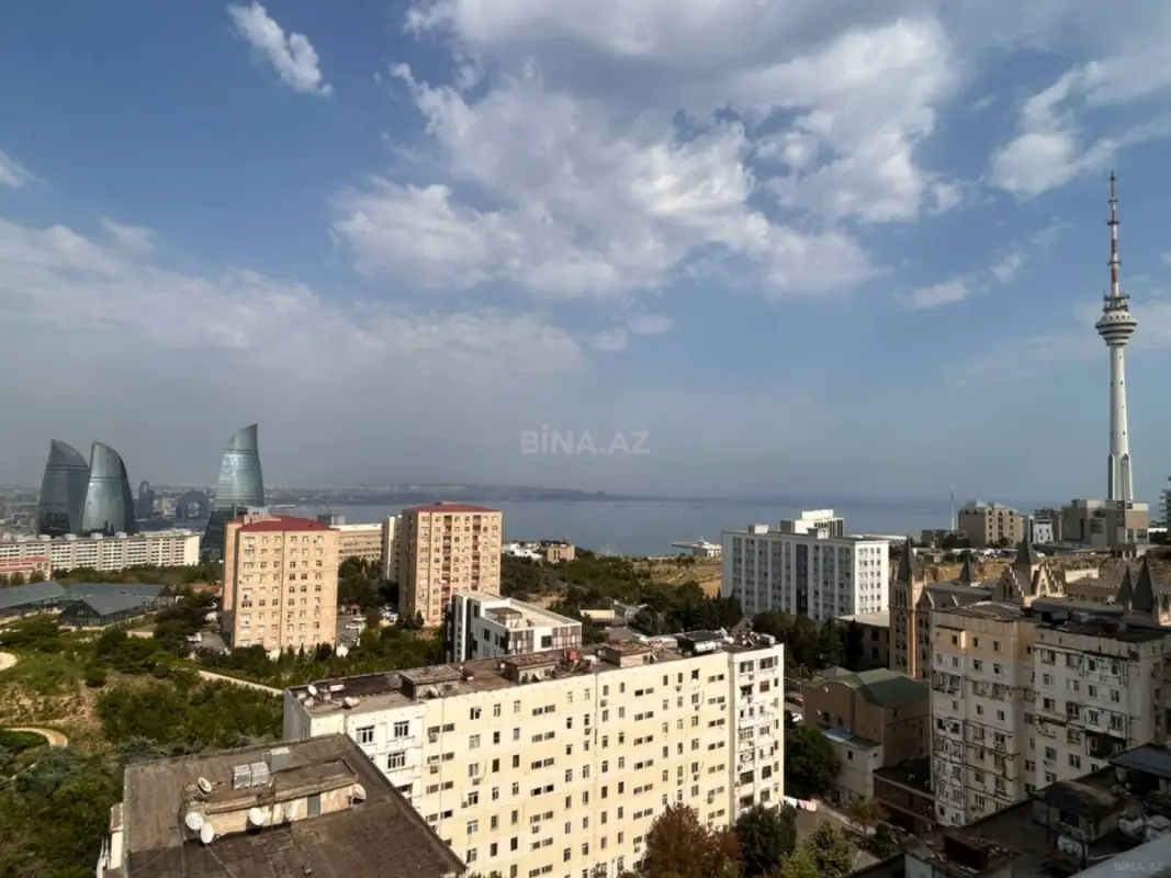 Satılır 3 otaqlı mənzil 141 m²