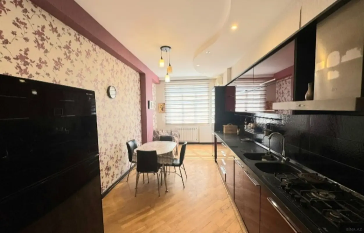 Satılır 3 otaqlı mənzil 130 m²