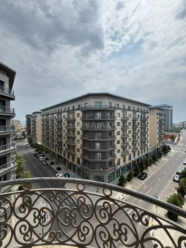 Satılır 4 otaqlı mənzil 213 m²