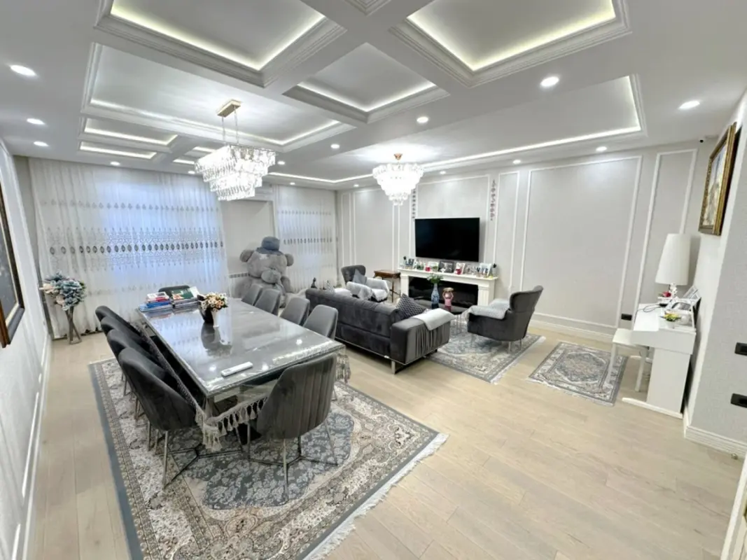 Satılır 4 otaqlı mənzil 180 m²