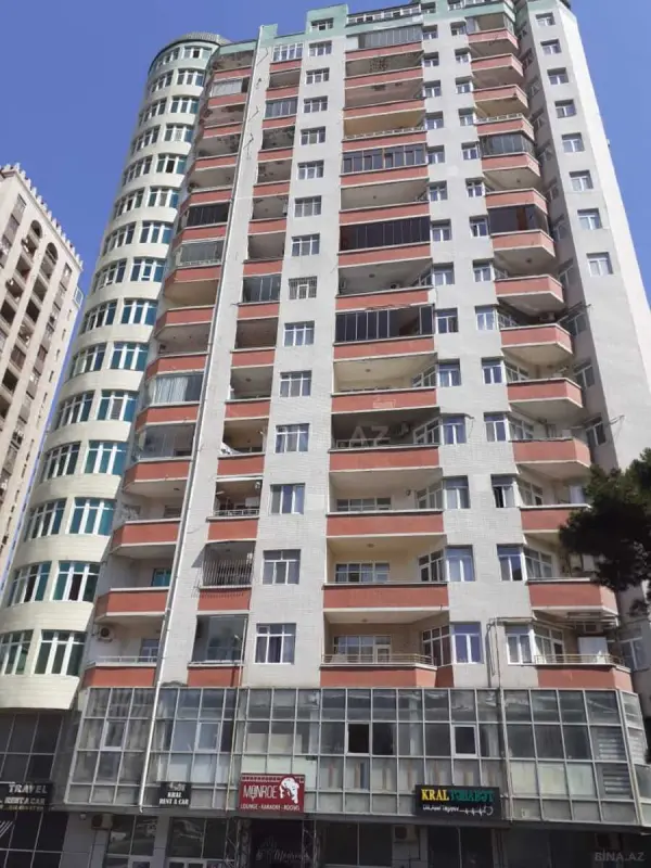 Satılır 4 otaqlı mənzil 180 m²