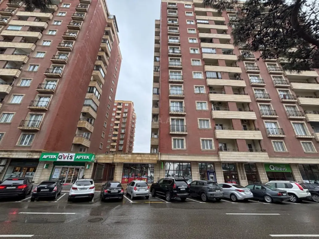 Satılır 3 otaqlı mənzil 130 m²