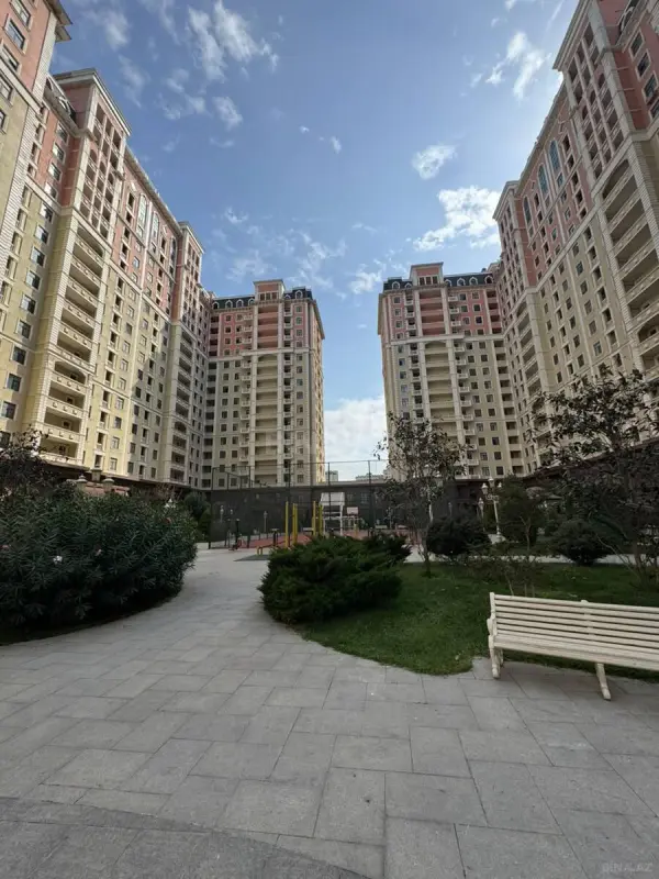 Satılır 4 otaqlı mənzil 185 m²