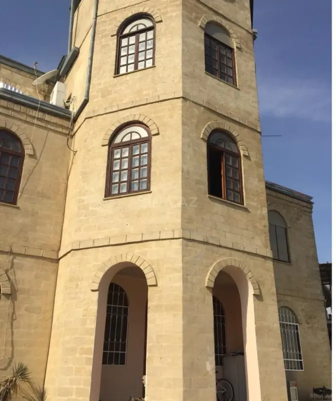 Satılır 8 otaqlı həyət evi 350 m²
