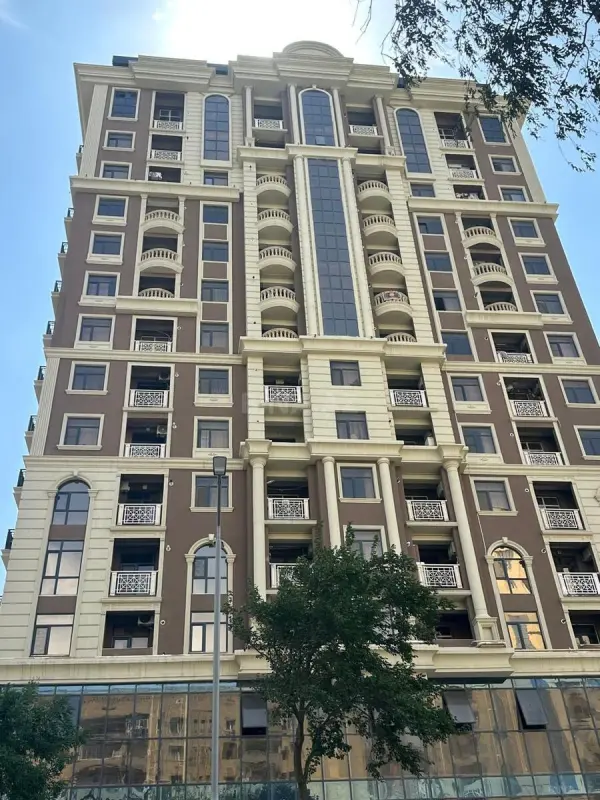 Satılır 4 otaqlı mənzil 131 m²