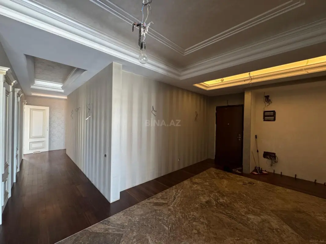 Satılır 4 otaqlı mənzil 200 m²