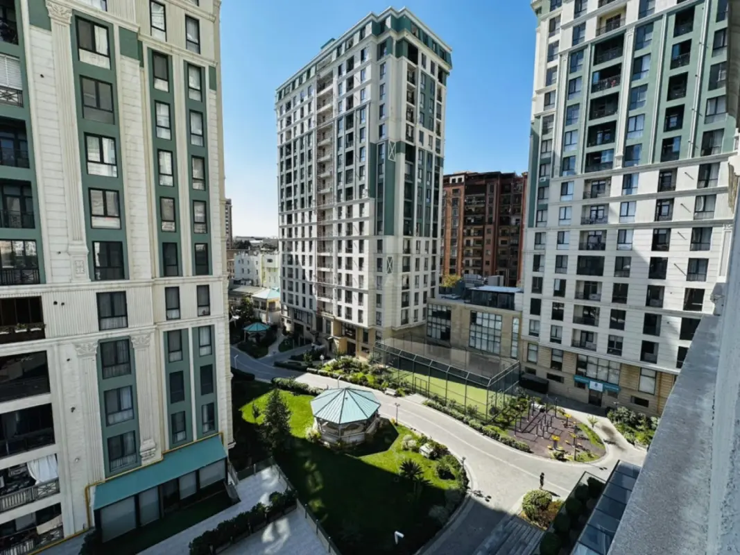 Satılır 4 otaqlı mənzil 183 m²