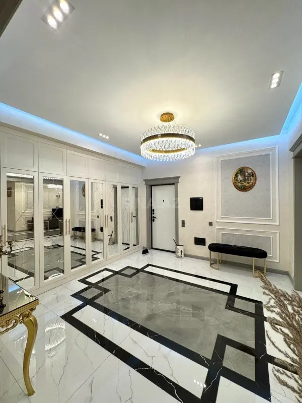Satılır 4 otaqlı mənzil 215 m²