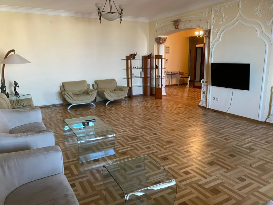 Kirayə verilir 7 otaqlı mənzil 320 m²