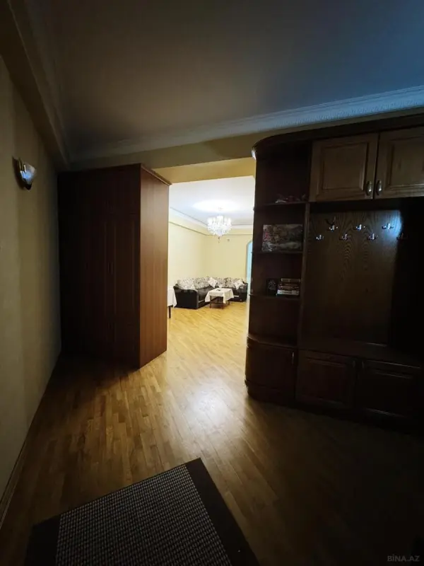Satılır 4 otaqlı mənzil 135 m²