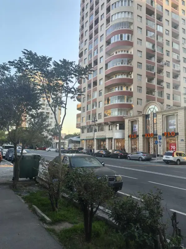 Satılır 4 otaqlı mənzil 214 m²