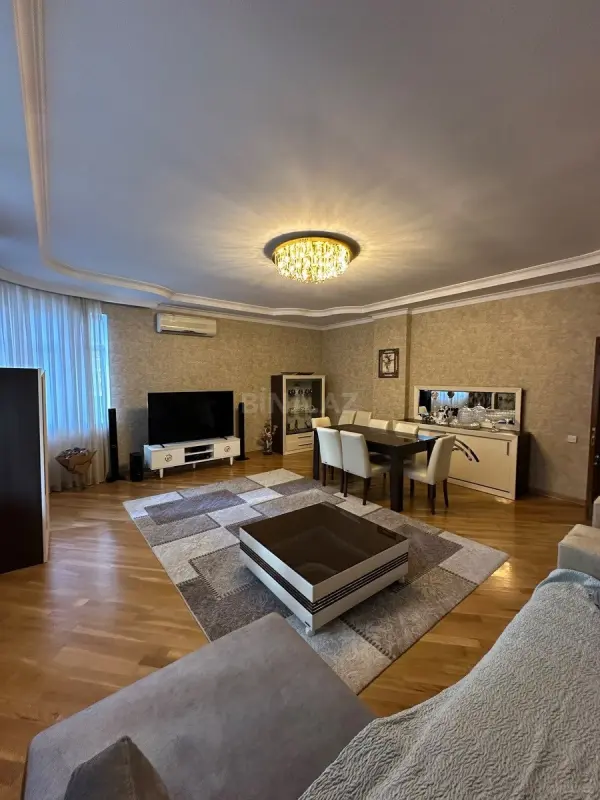 Satılır 4 otaqlı mənzil 205 m²