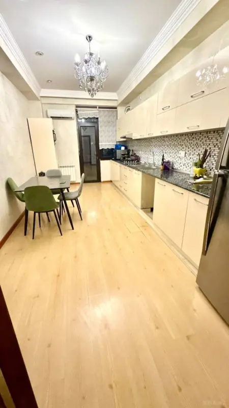 Kirayə verilir 3 otaqlı mənzil 180 m²