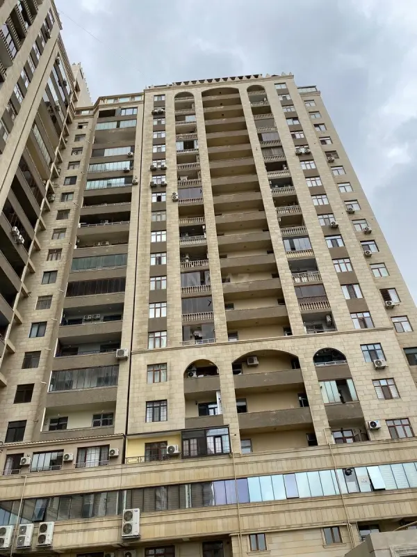 Satılır 3 otaqlı mənzil 145 m²
