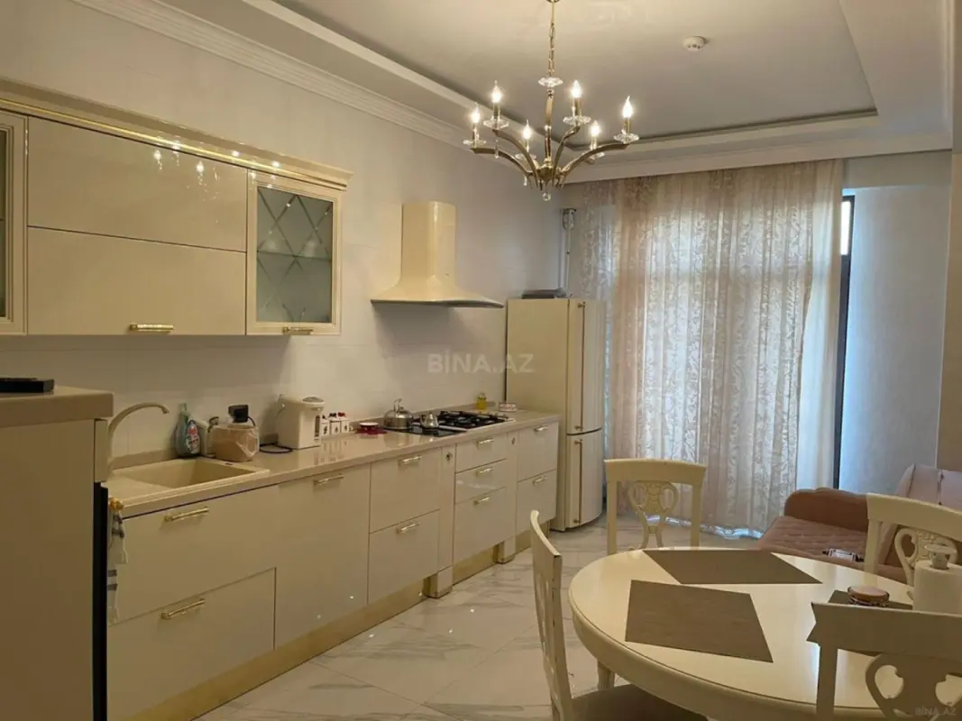 Kirayə verilir 3 otaqlı mənzil 140 m²