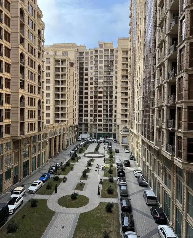 Satılır 4 otaqlı mənzil 216 m²