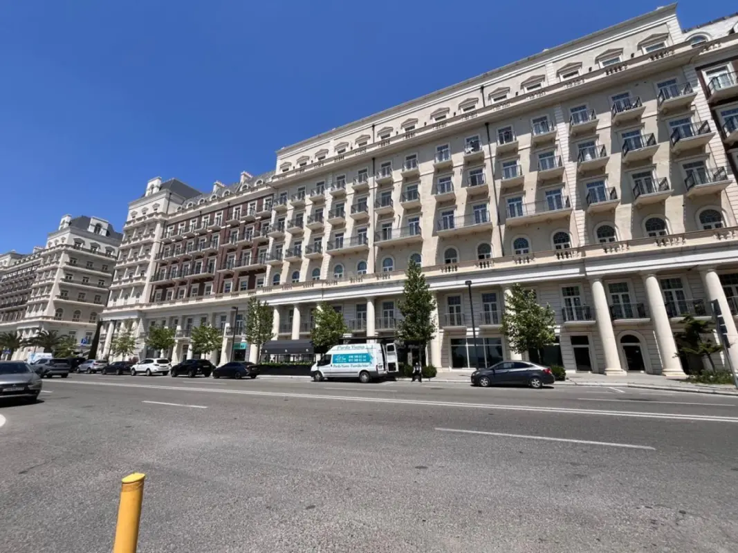 Satılır 4 otaqlı mənzil 135.7 m²