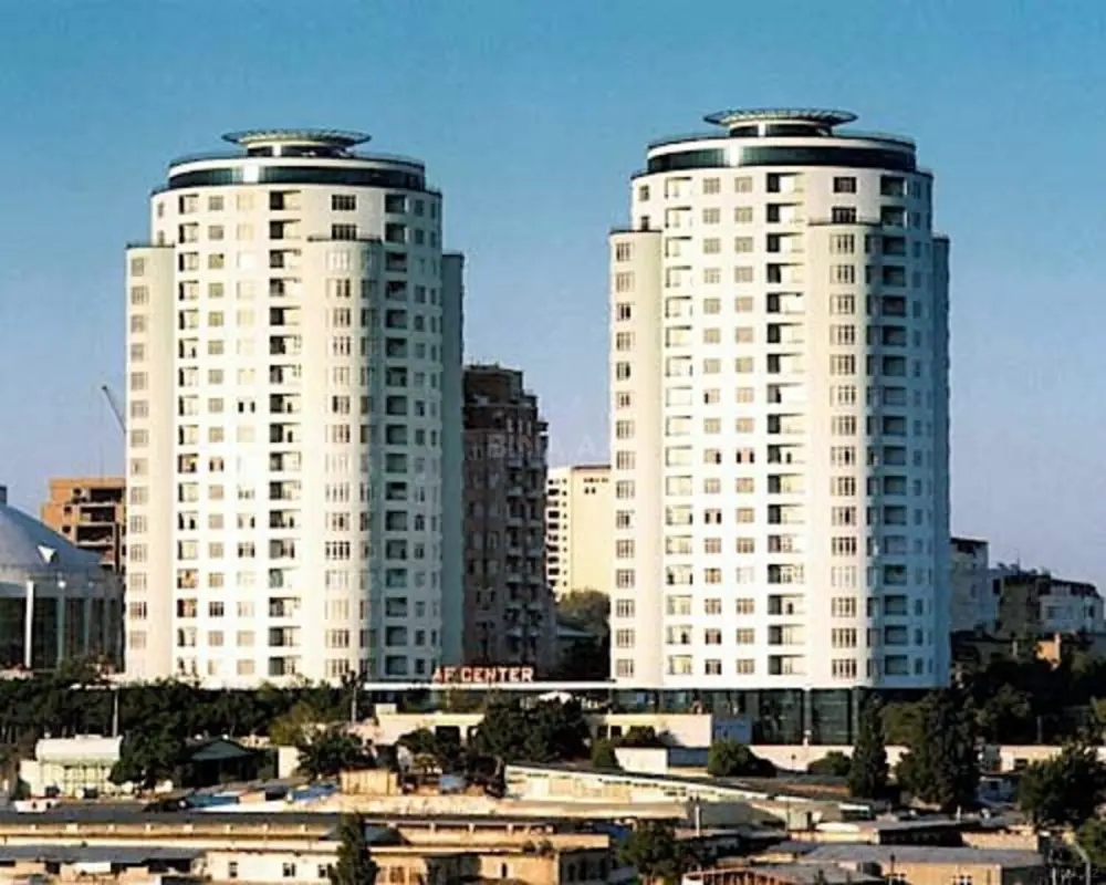 Satılır 4 otaqlı mənzil 210 m²