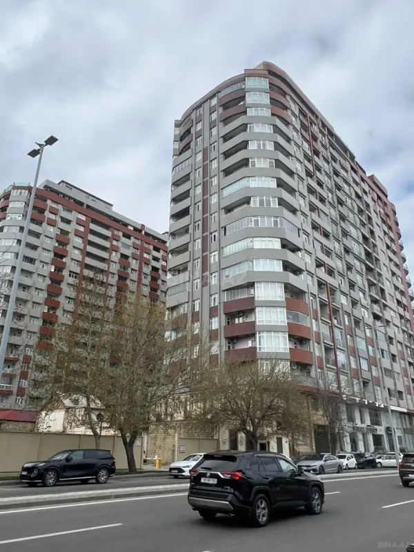 Satılır 4 otaqlı mənzil 250 m²