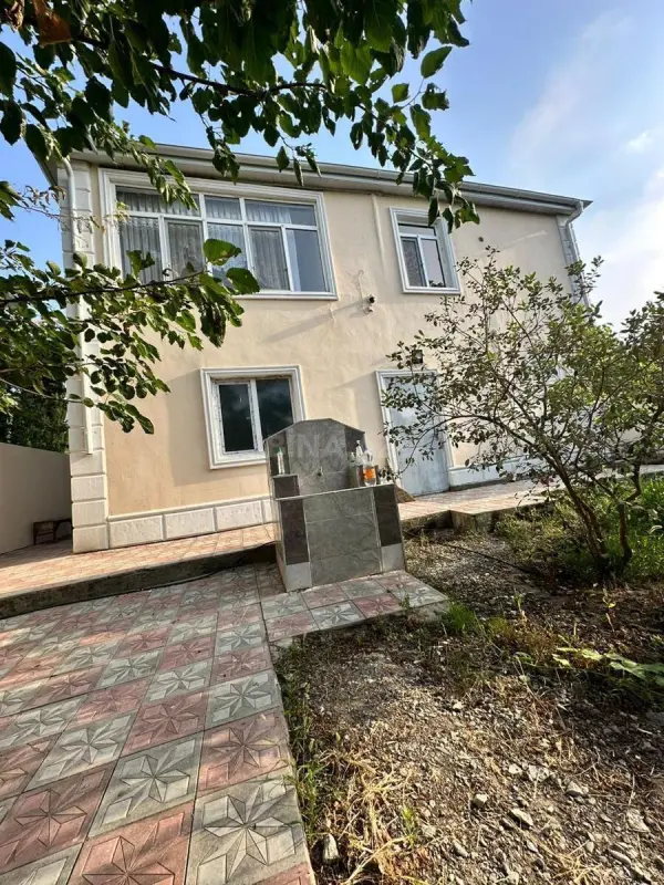 Satılır 4 otaqlı həyət evi 200 m²
