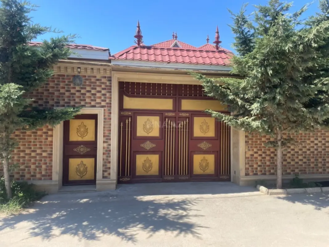 Satılır 8 otaqlı həyət evi 270 m²
