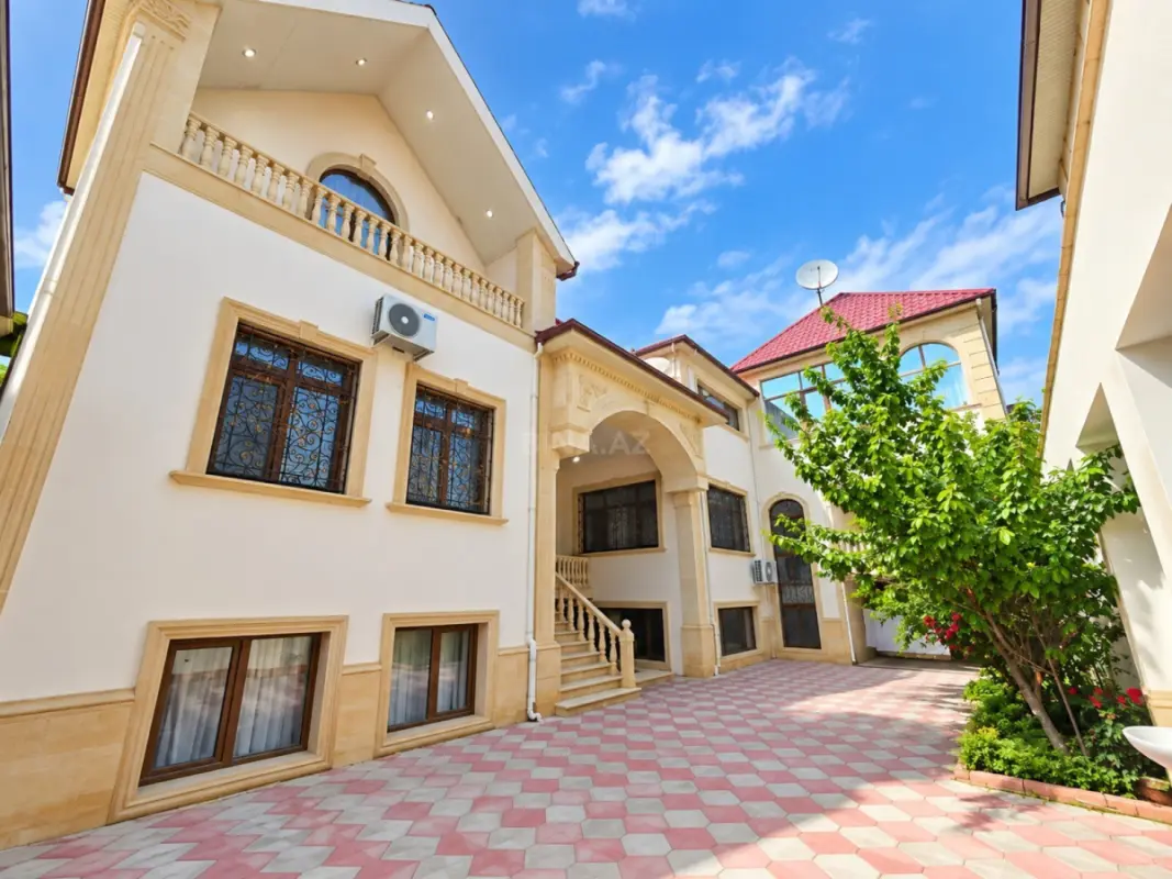 Satılır 11 otaqlı həyət evi 570 m²