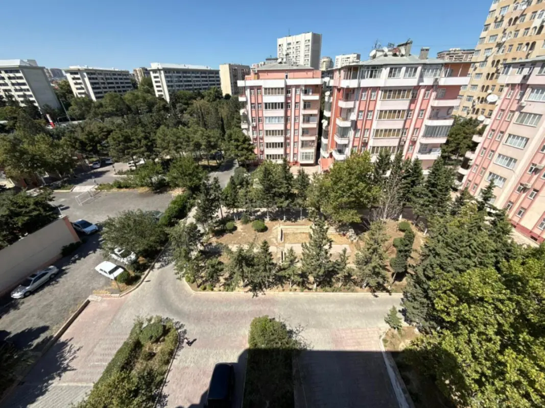 Satılır 5 otaqlı mənzil 240 m²