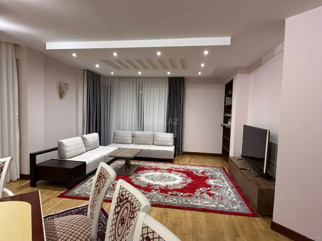 Kirayə verilir 4 otaqlı mənzil 217 m²