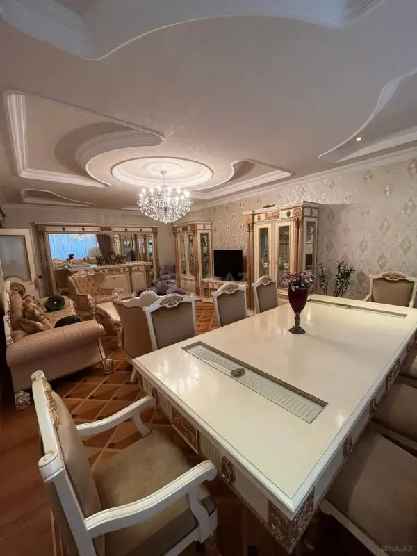 Satılır 4 otaqlı mənzil 195 m²