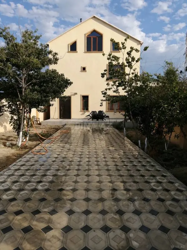 Satılır 4 otaqlı həyət evi 301 m²