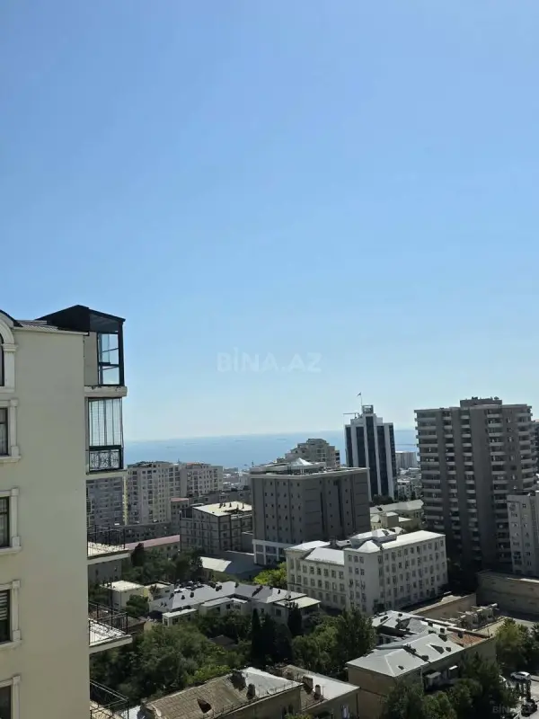 Satılır 6 otaqlı mənzil 324 m²