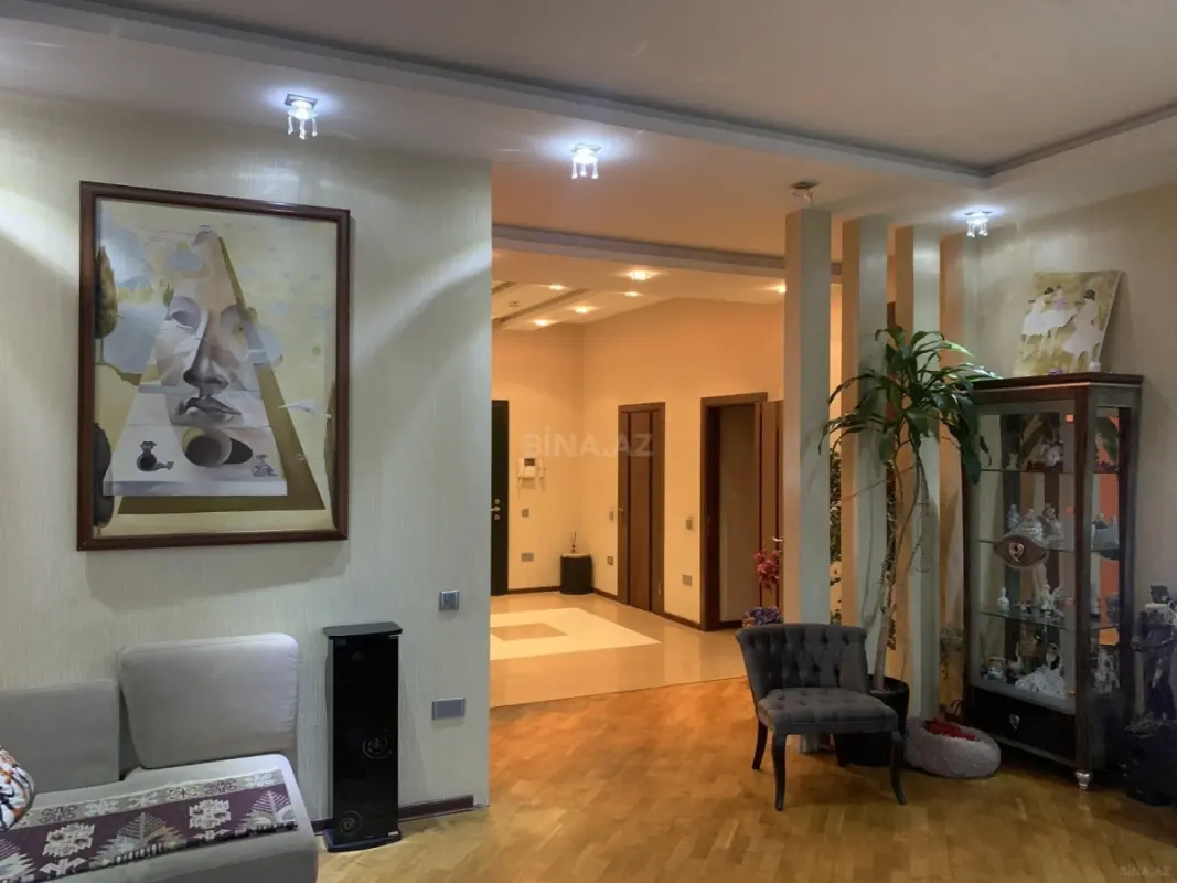 Satılır 3 otaqlı mənzil 141.2 m²