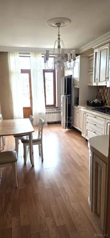 Satılır 3 otaqlı mənzil 137 m²