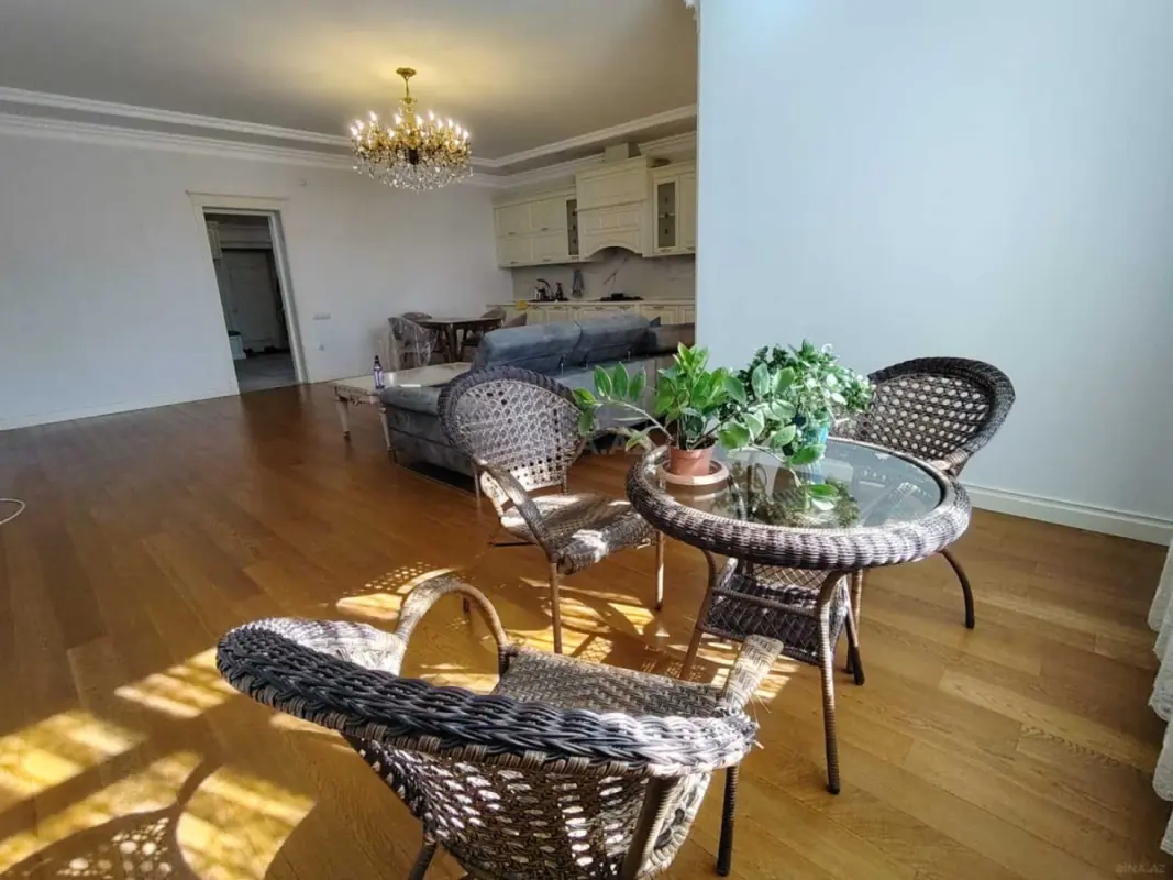 Kirayə verilir 2 otaqlı mənzil 114 m²
