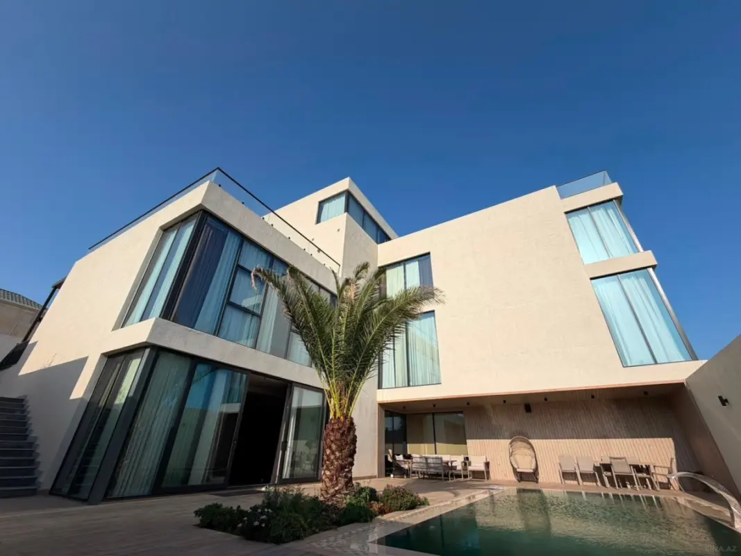Satılır 12 otaqlı həyət evi 985 m²
