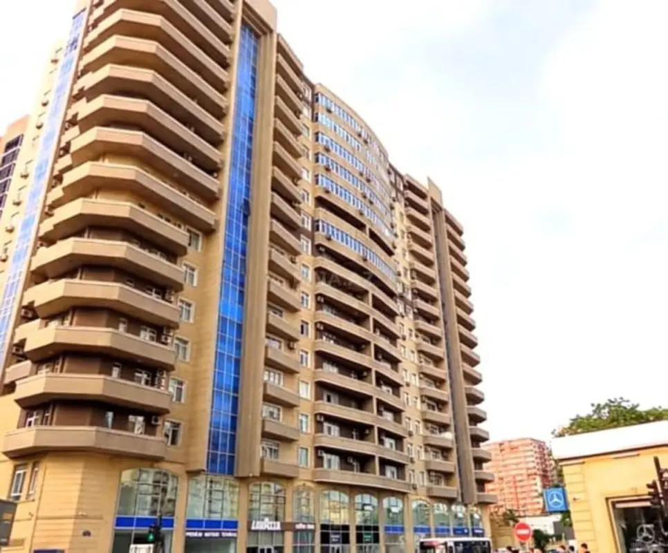 Satılır 4 otaqlı mənzil 161 m²