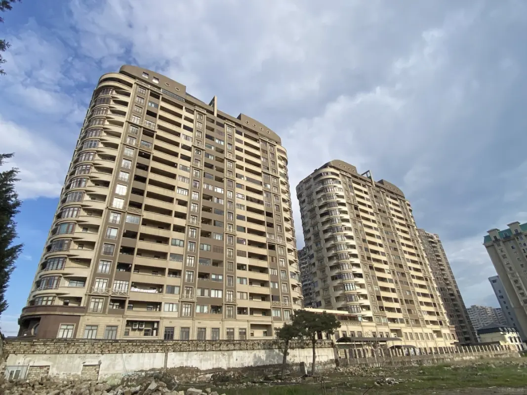 Satılır 2 otaqlı mənzil 115 m²
