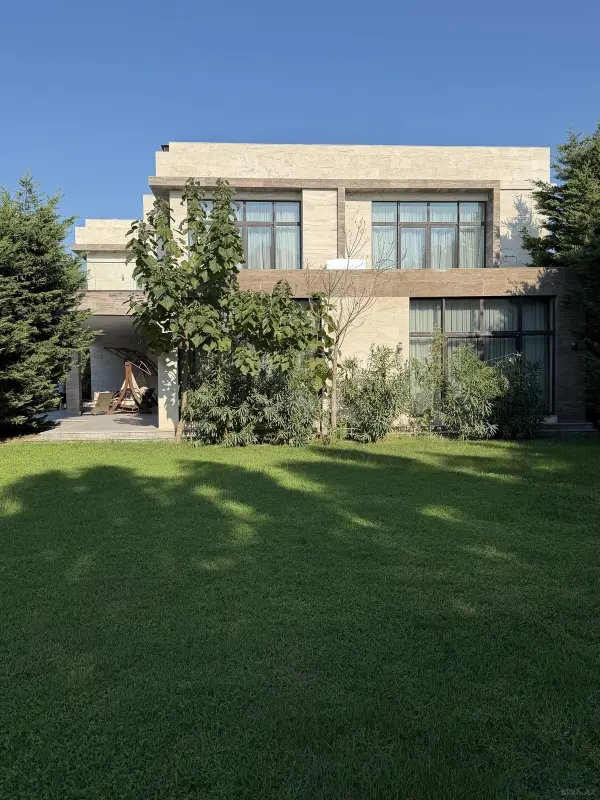 Satılır 10 otaqlı həyət evi 800 m²