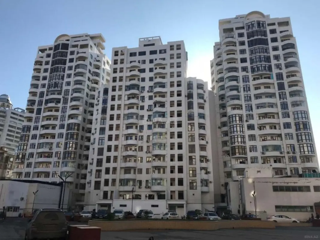 Satılır 4 otaqlı mənzil 156 m²