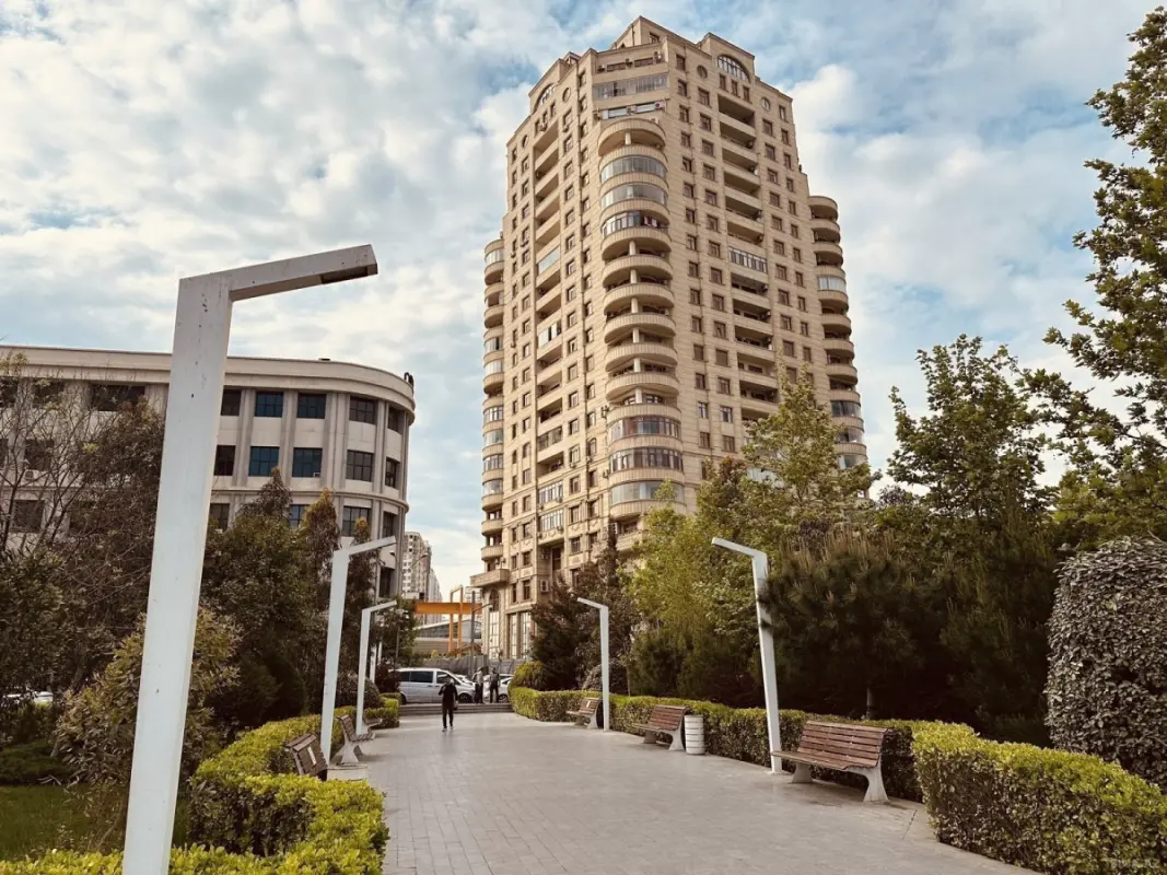 Satılır 6 otaqlı mənzil 233 m²