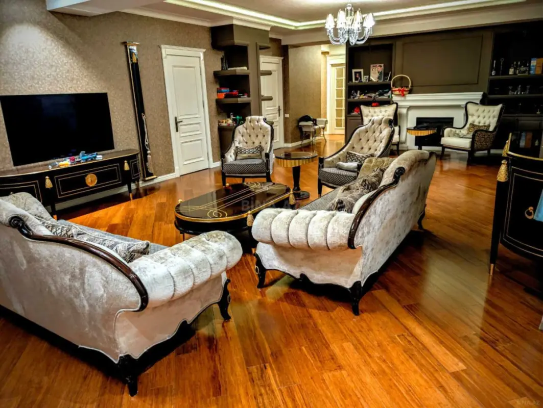 Satılır 5 otaqlı mənzil 300 m²