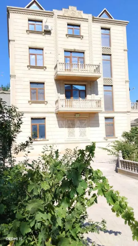 Kirayə verilir 8 otaqlı həyət evi 472 m²