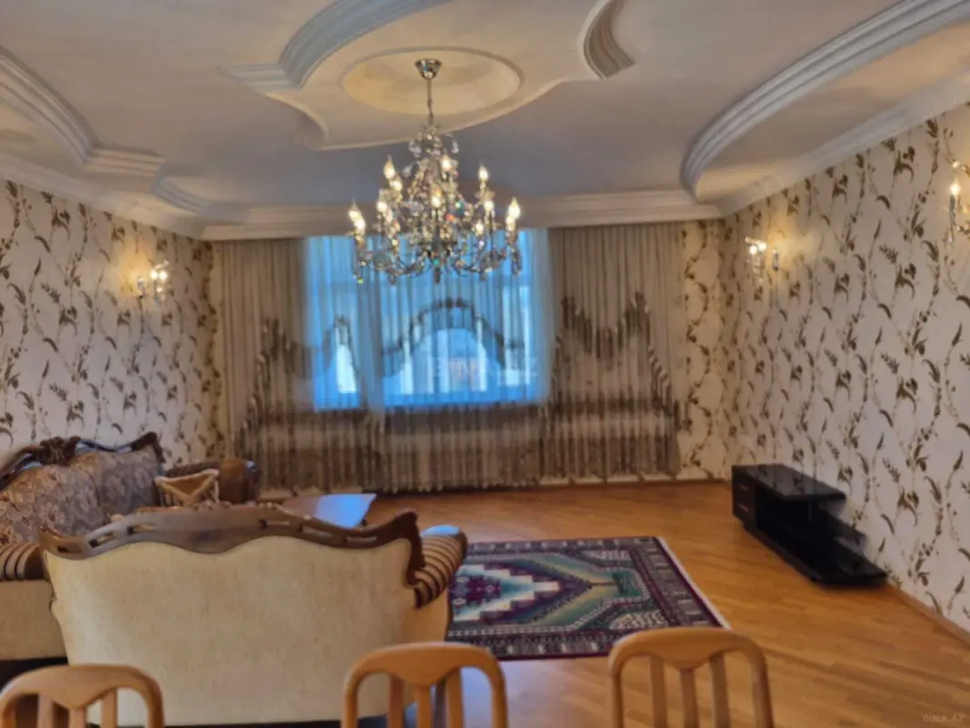 Satılır 4 otaqlı mənzil 190 m²