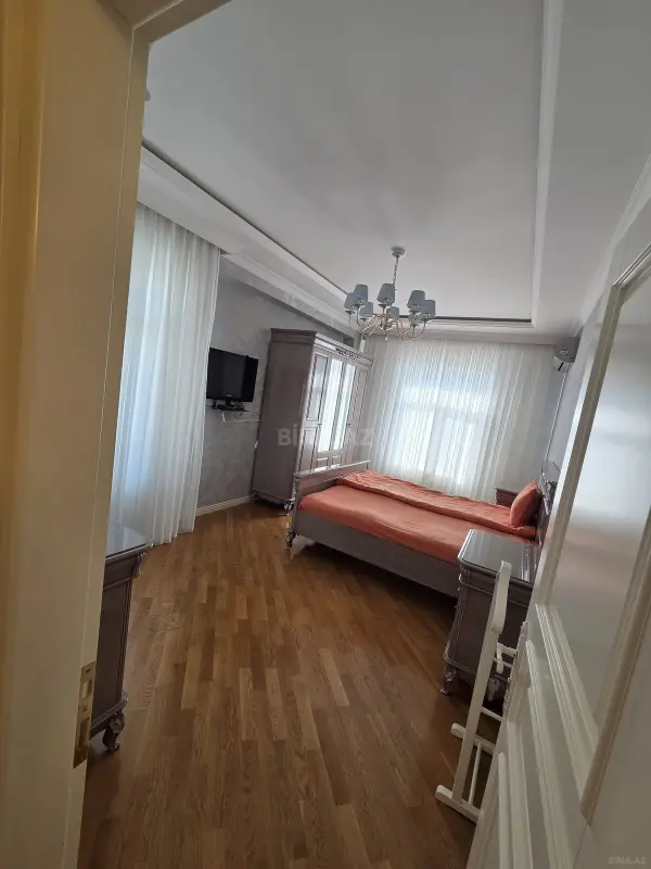 Satılır 3 otaqlı mənzil 135 m²