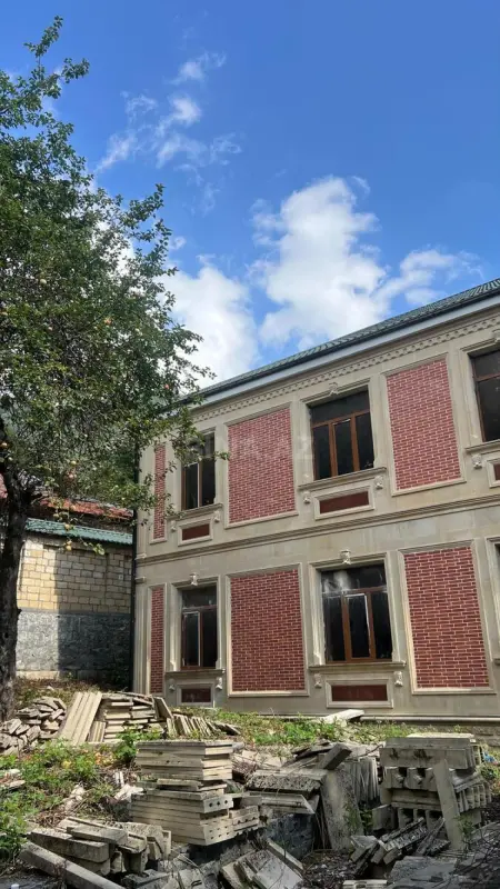 Satılır 9 otaqlı həyət evi 500 m²