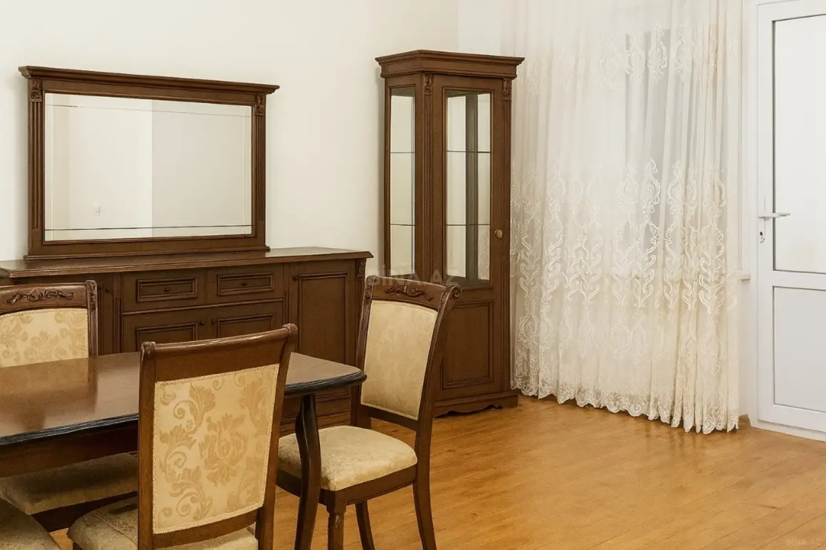 Kirayə verilir 4 otaqlı mənzil 120 m²