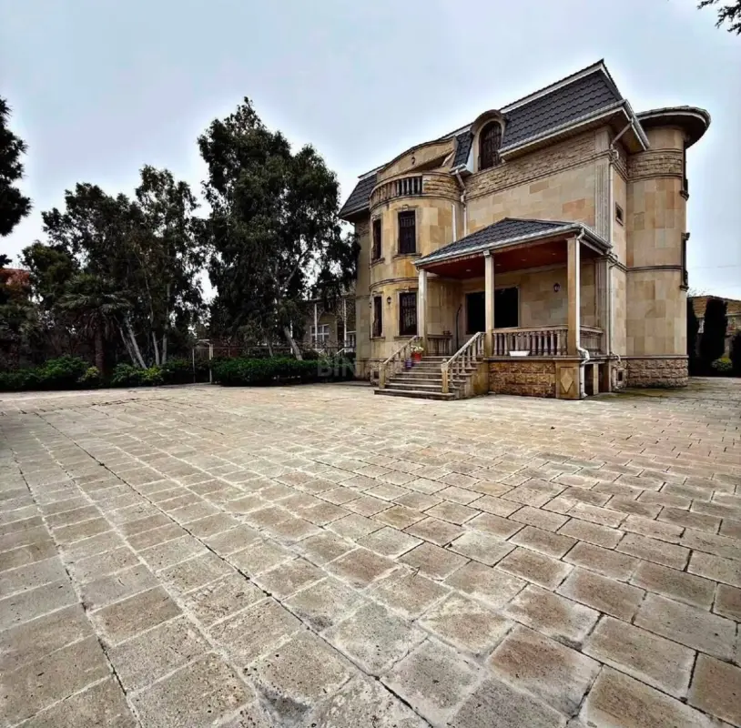 Satılır 8 otaqlı həyət evi 600 m²