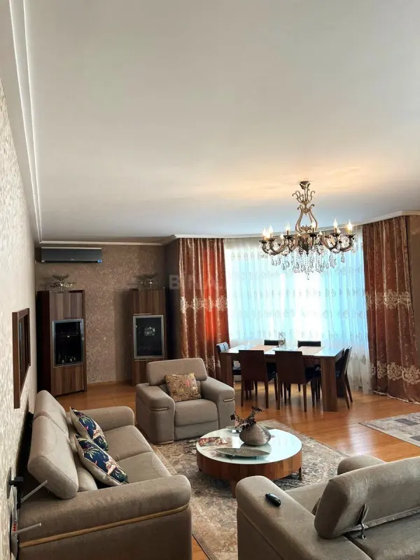Satılır 4 otaqlı mənzil 210.5 m²