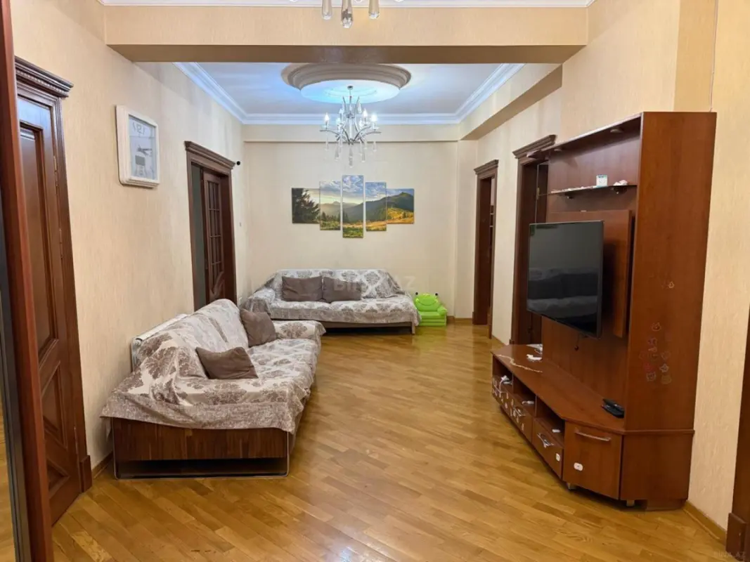 Satılır 3 otaqlı mənzil 135 m²