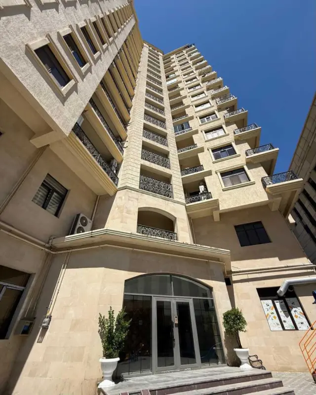 Satılır 4 otaqlı mənzil 278 m²